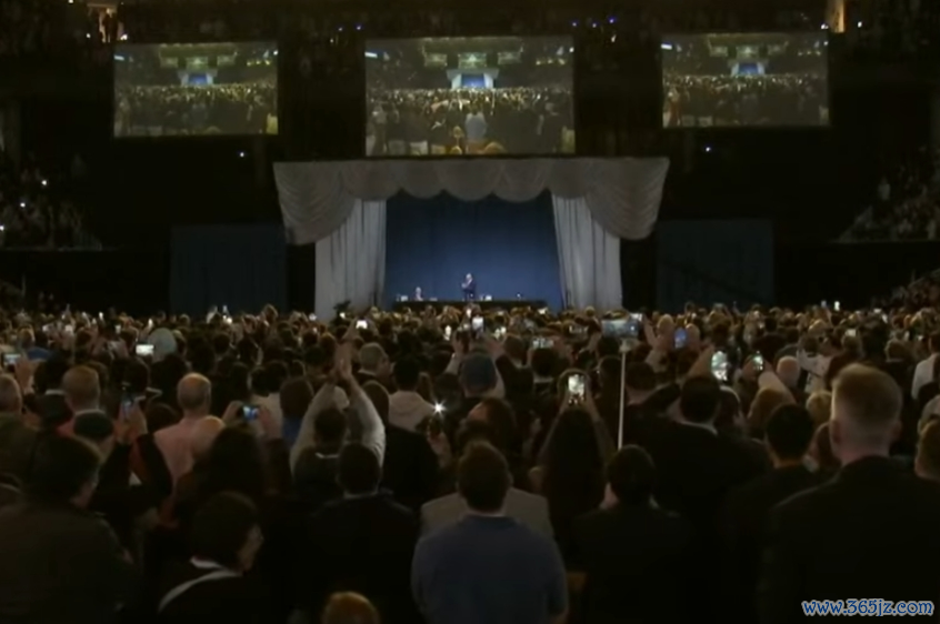 （全体起身鼓掌致敬，来源：伯克希尔股东大会）